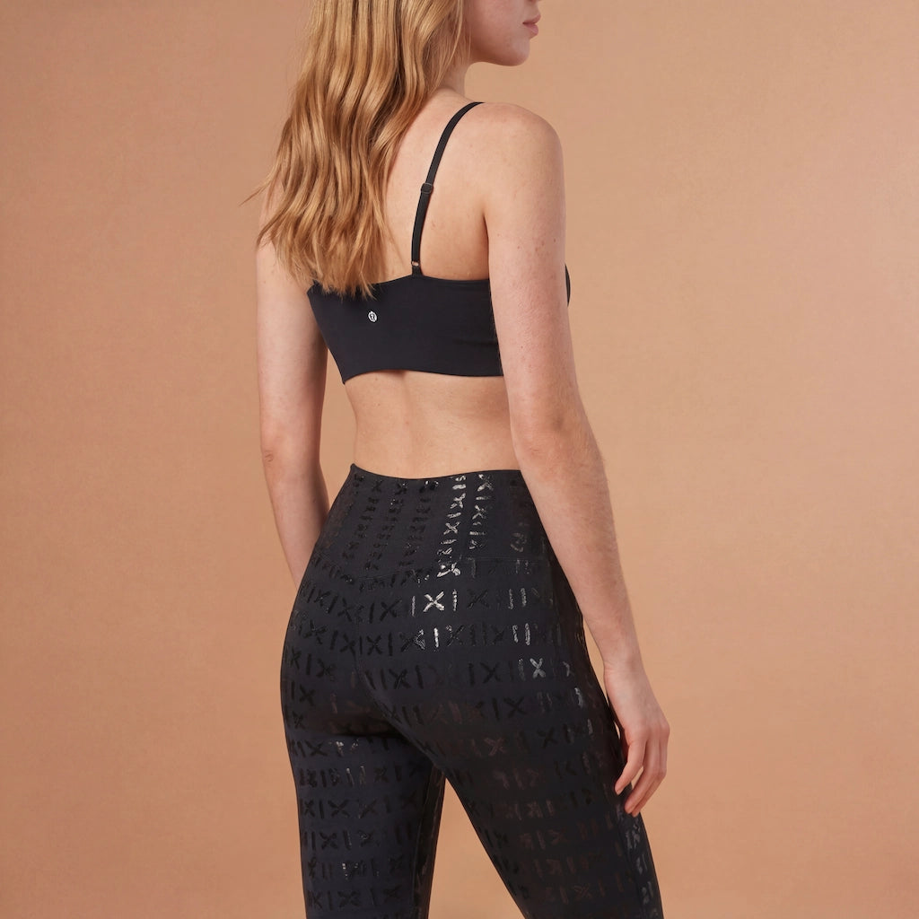 Femme blonde portant un legging grip noir de la marque Pole Dance Chic, vue de derrière