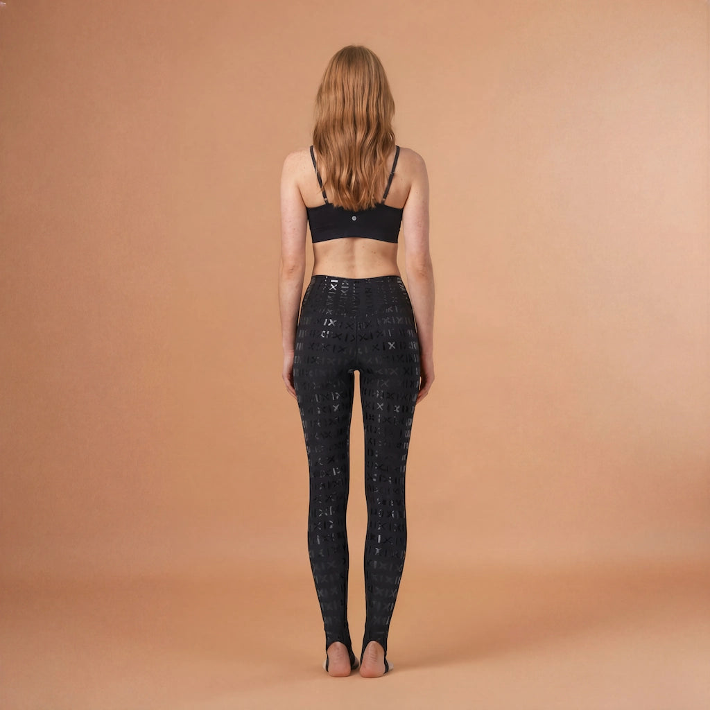 Femme blonde portant un legging grip noir de la marque Pole Dance Chic, vue de derrière