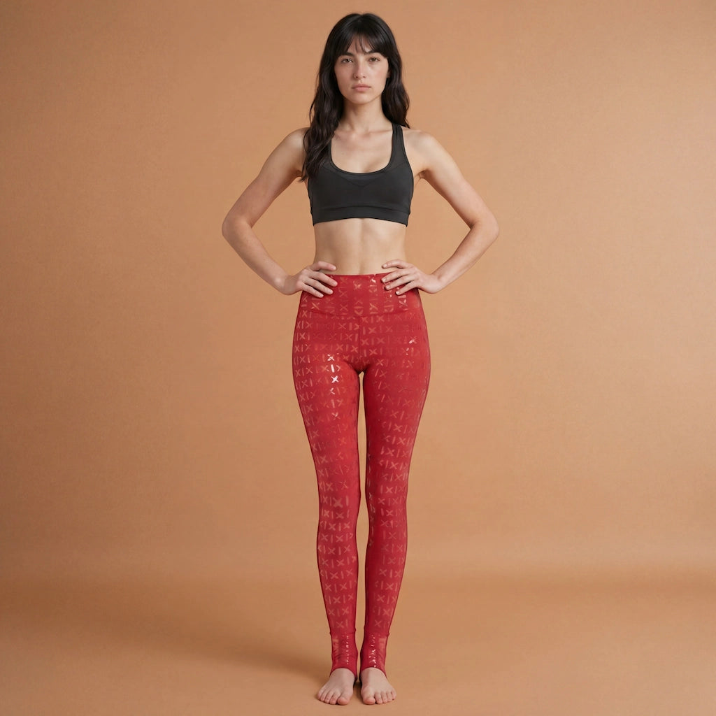 Femme brune portant un legging grip rouge de la marque Pole Dance Chic, vue de devant 