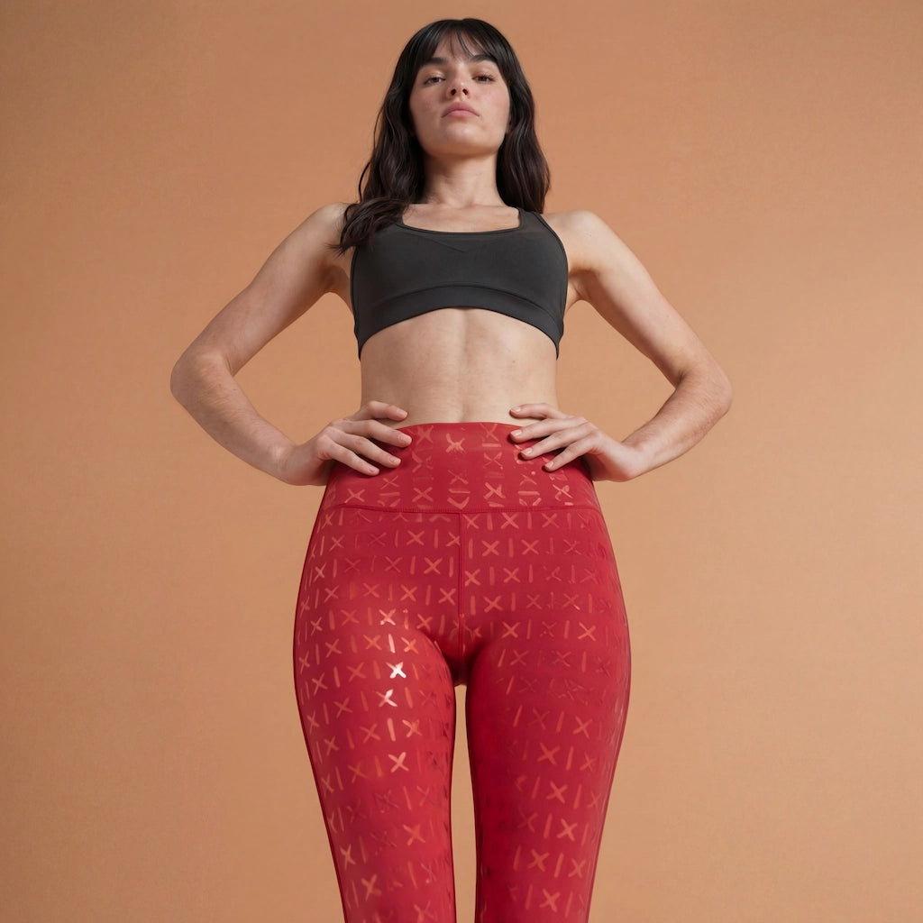 Femme brune portant un legging grip rouge de la marque Pole Dance Chic, vue de devant 