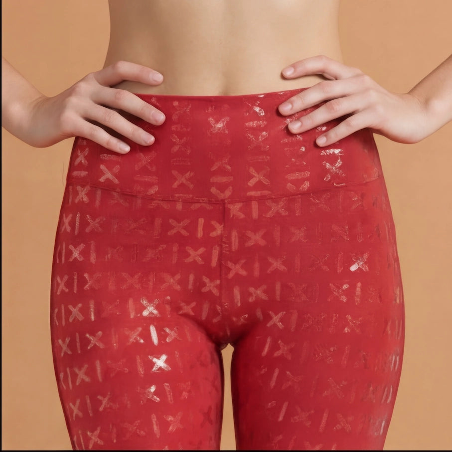 Femme brune portant un legging grip rouge de la marque Pole Dance Chic, vue de devant 