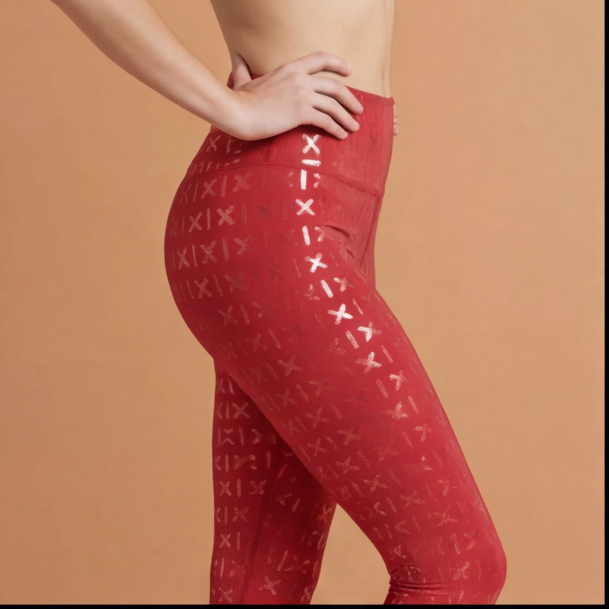 Femme portant un legging grip rouge de la marque Pole Dance Chic, vue de côté
