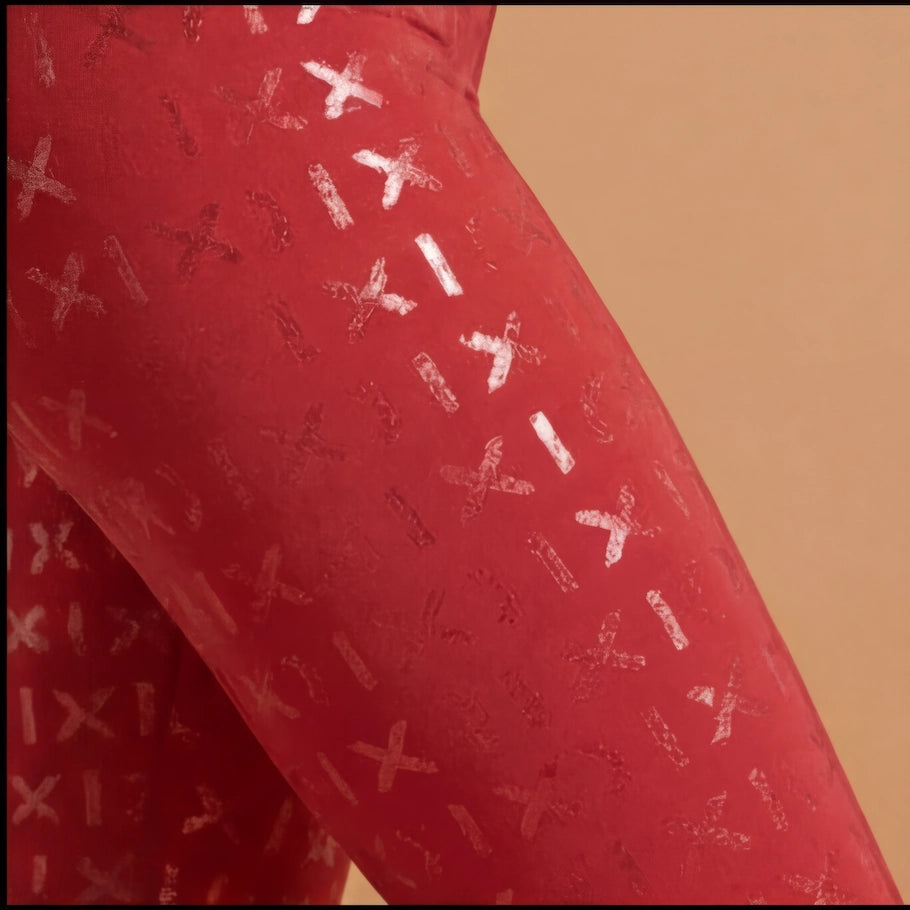 Vue de près des détails d'un legging grip rouge
