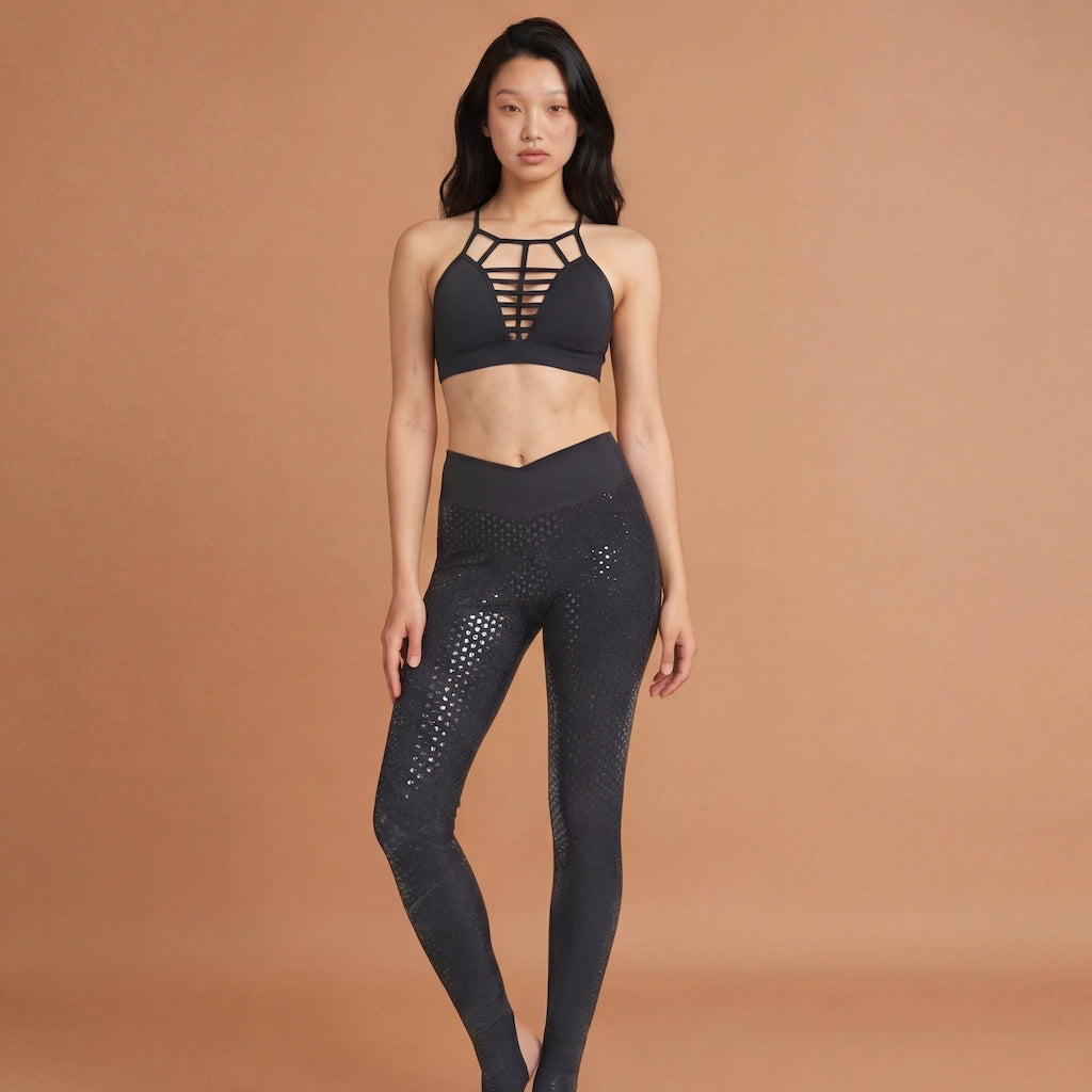 Femme brune portant un legging grip noir de la marque Pole Dance Chic, vue de devant 