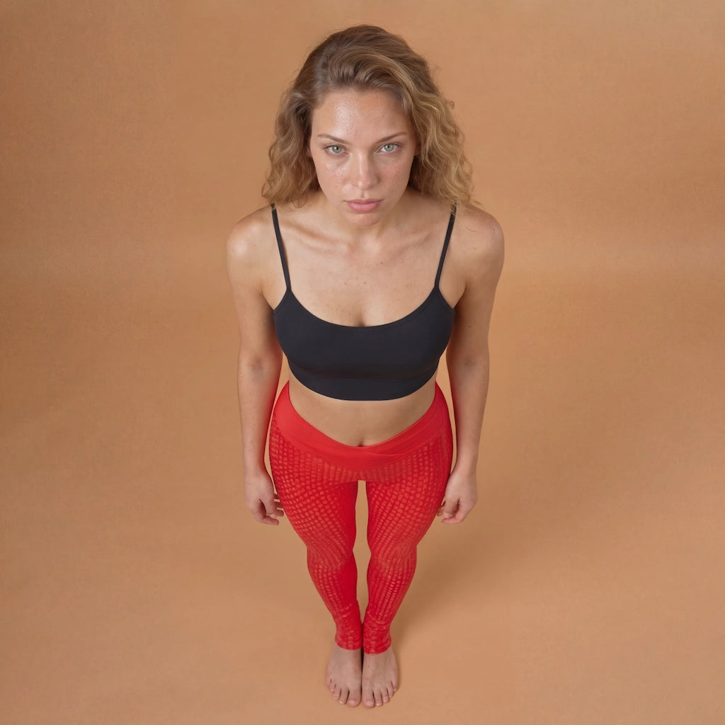 Femme blonde portant un legging grip rouge de la marque Pole Dance Chic, vue de devant 