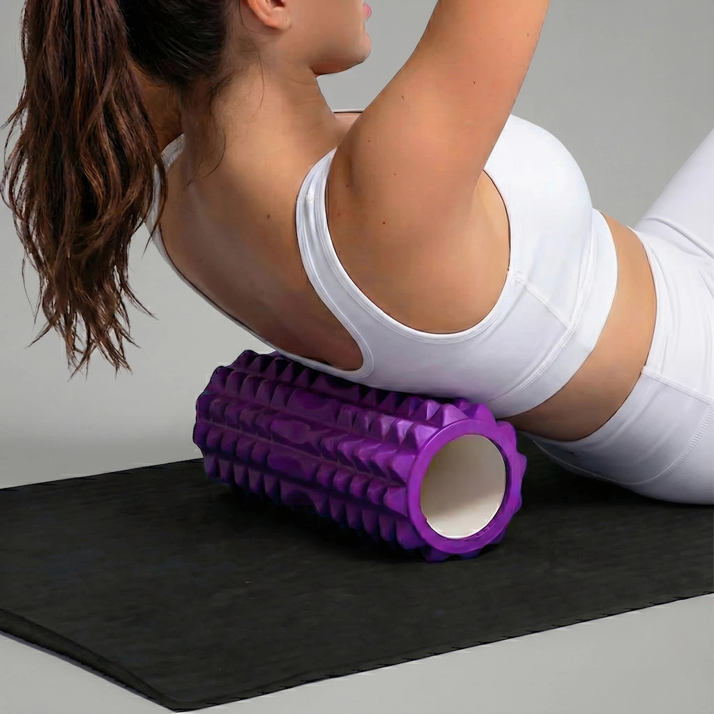 Femme utilisant un rouleau de massage en mousse creuse de couleur noir