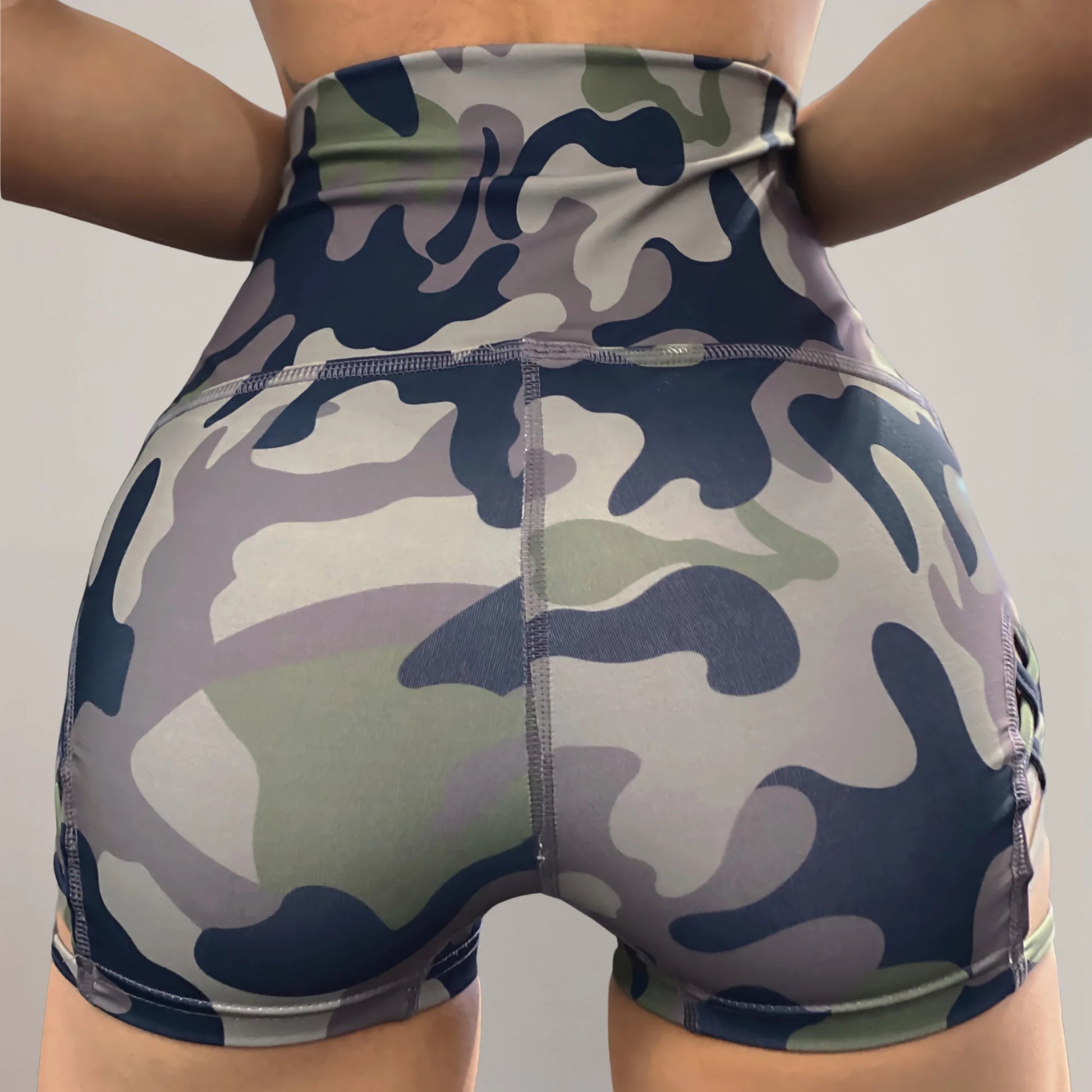 Femme portant un short de Pole Dance à motif militaire