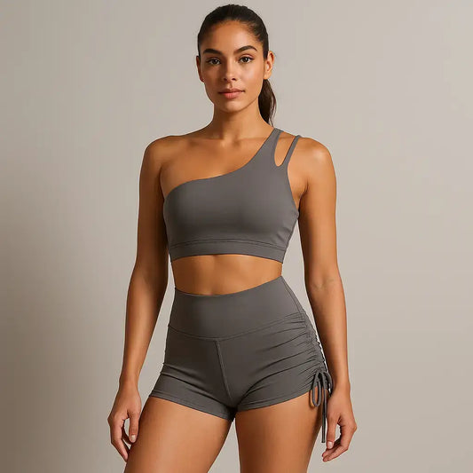 Femme portant une brassière et un short de pole dance gris