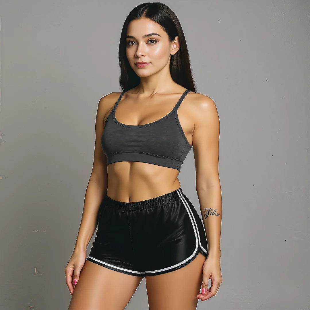 Femme portant un short de Pole Dance noir et une brassière de sport grise