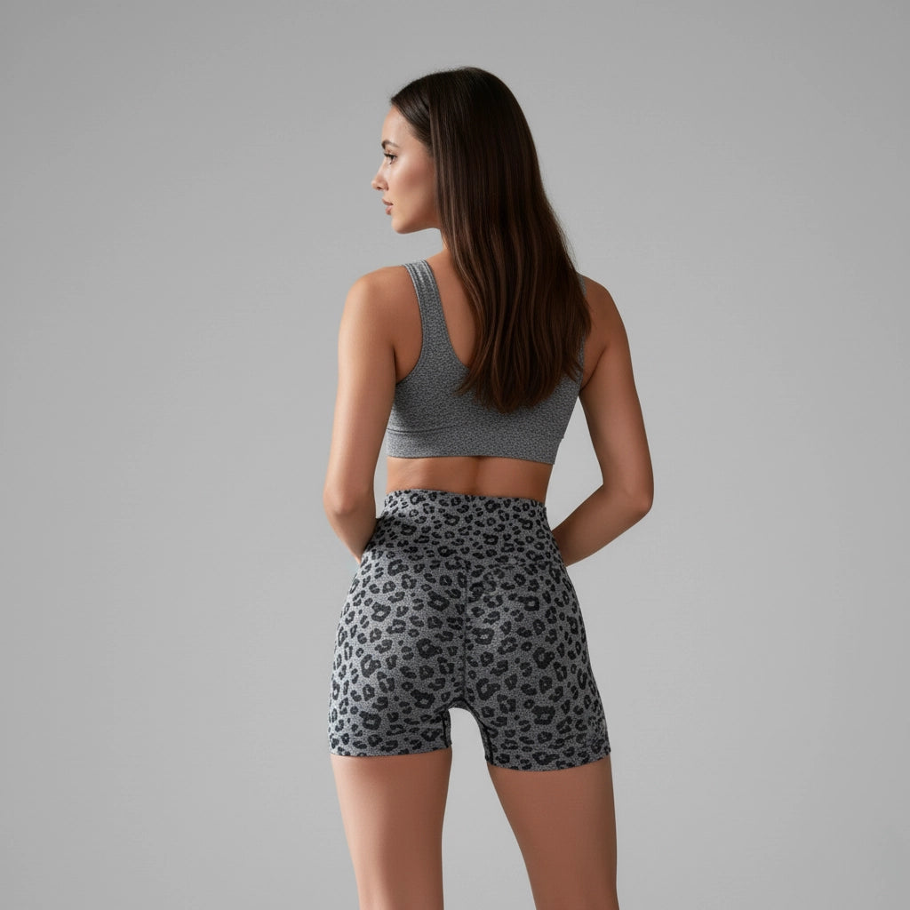 Vue de derrière d'une femme portant un short de pole dance aux motifs léopard noir et gris