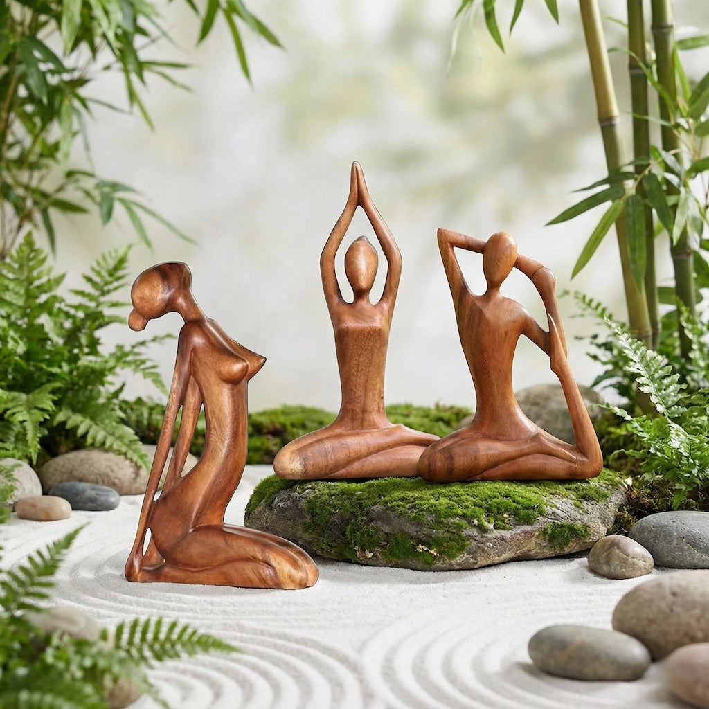 Trois statuettes en bois sculptées à la main représentant trois femmes faisant des positions de yoga