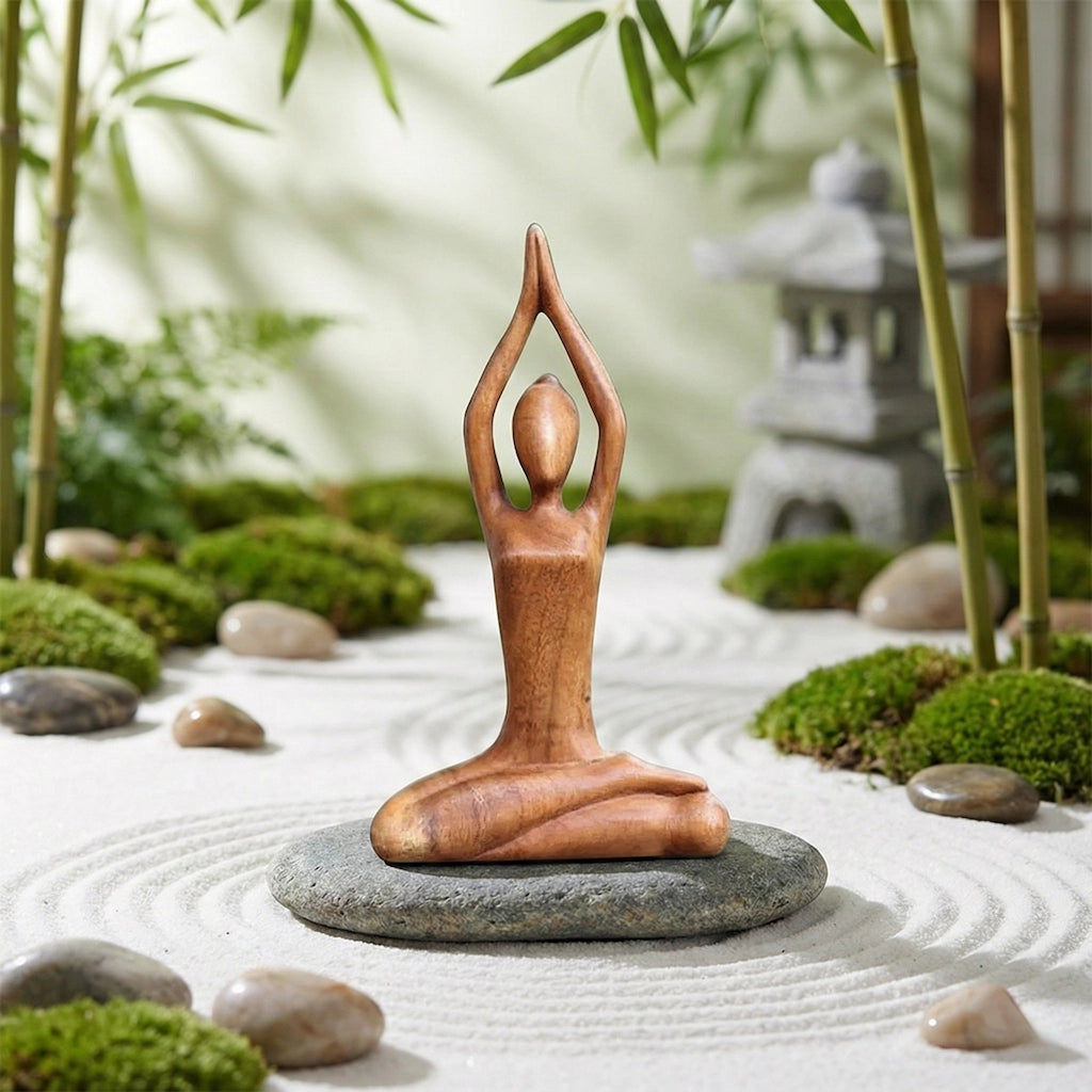 Statuette en bois sculptée à la main représentant une femme faisant une position de yoga