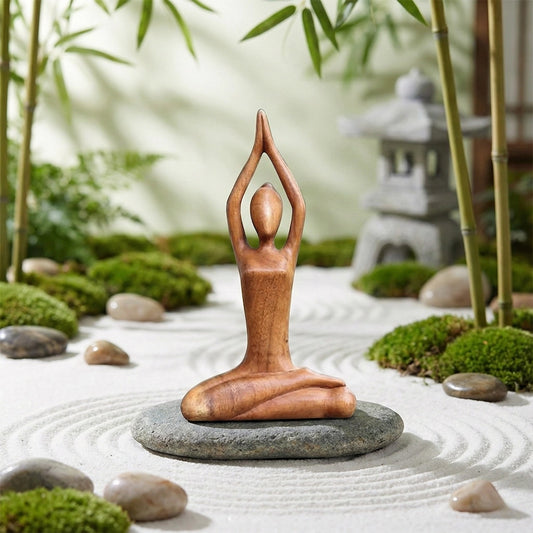 Statuette en bois sculptée à la main représentant une femme faisant une position de yoga